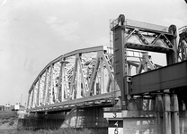 834322 Gezicht op de herstelde spoorbrug over de IJssel te Zutphen.